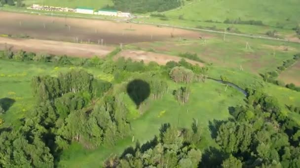 Аэростат бросил тень на лес возле реки — стоковое видео