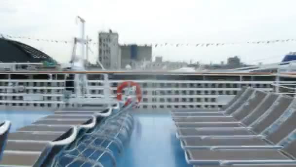 Run in circles around the cruise liner deck — Stock Video