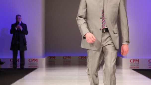 Uomo indossare abito leggero da passeggiata Slava Zaytzev in Collection Premiere Mosca — Video Stock