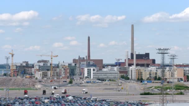 A napfényes nap, idő telik el Helsinkiben nagy gyár — Stock videók