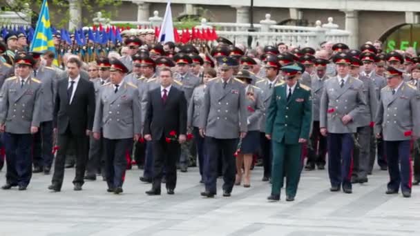 Wielu urzędników ministerstwa spraw wewnętrznych chodzić z kwiaty podczas uroczystości składania wieńców — Wideo stockowe