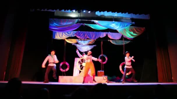Артисти в костюмах як моряки танці на сцені — стокове відео