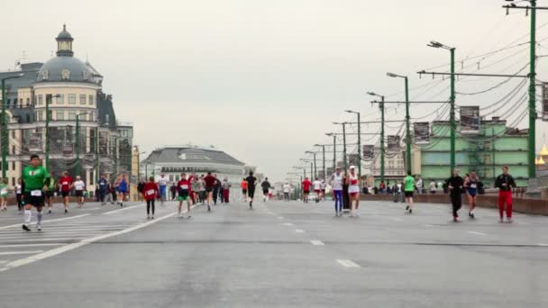 People run on Big Moskvoretsky bridge in XXX Moscow International Peace Marathon — Stock Video