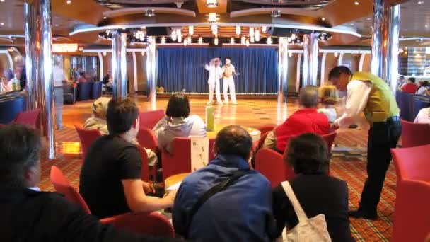 Animátoři provádět v hale na palubě výletní lodi — Stock video