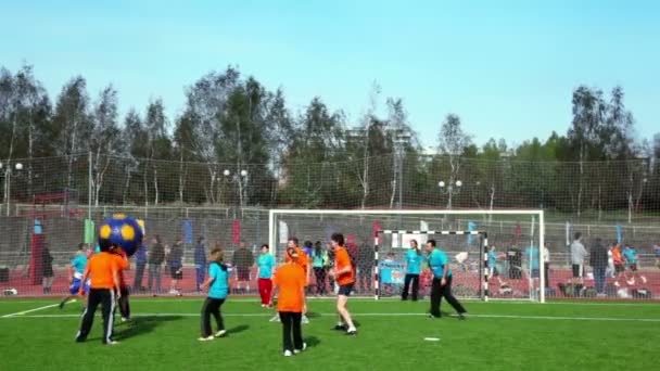 Lidé hrají fotbal s velké nafukovací kouli, konkurence velký závod 2010 — Stock video