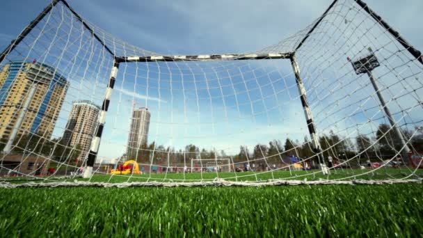 Menschen, die Sport treiben, Blick hinter das Fußballtor im Stadion — Stockvideo