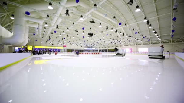 Personal de servicio en pulido de máquina hielo en el centro comercial europeo — Vídeos de Stock