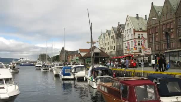 Yachts vänta på bättre väder på bay i gamla staden — Stockvideo