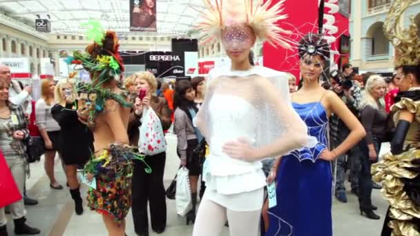 People walk among models and make photo at XVII International Festival World of Beauty 2010 — Stock Video