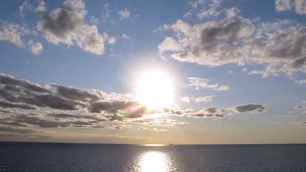 Belo pôr do sol no mar, lapso de tempo — Vídeo de Stock