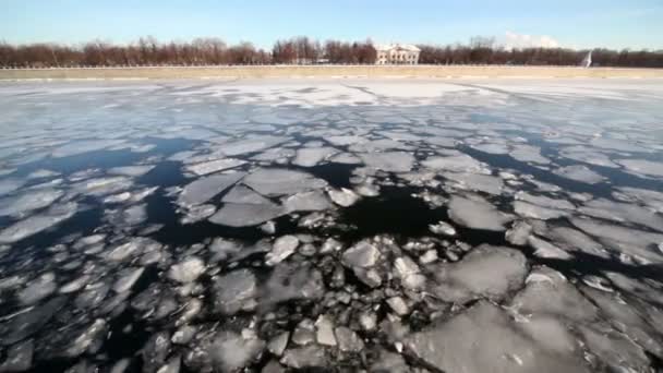 Schiff fährt mit Crushed Ice auf Fluss — Stockvideo