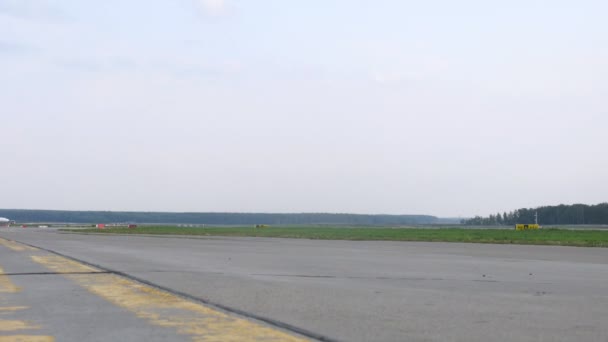 Pesawat pergi, berhenti dan melanjutkan gerakan di lapangan lepas landas — Stok Video