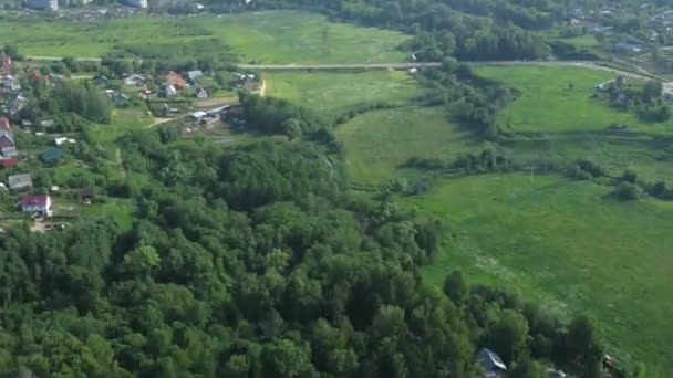 Vol au dessus des maisons de campagne près de Moscou en montgolfière — Video