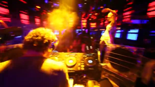 DJ SMASH y chicas bailando en el club Imperia Lounge en los eventos oficiales de prensa — Vídeos de Stock