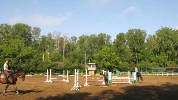 La gente monta caballos en la arena en el parque Sokolniki — Vídeos de Stock