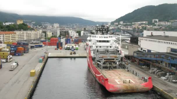 Stor bogserbåt stationerade i hamn i Norge — Stockvideo