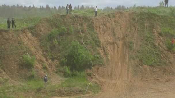 Гонщики підкорюють пагорб під час гонки на мотоциклах — стокове відео