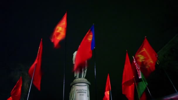 Varias banderas comunistas frente al monumento de Griboyedov — Vídeo de stock