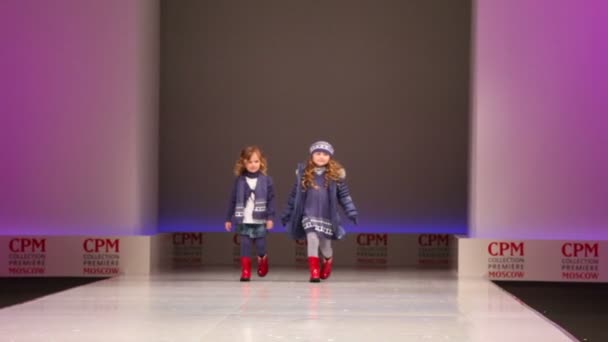 Dwie dziewczynki w zimowe ubrania z kolekcji snowimage — Wideo stockowe