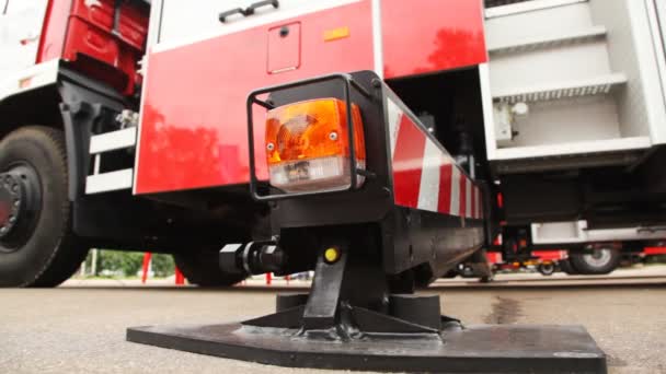 Fire-engine and it foot of support with light alarm system close up — Stock Video