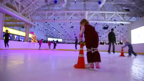 Kis lány korcsolyát a jégpálya a bevásárló központ Európai — Stock videók