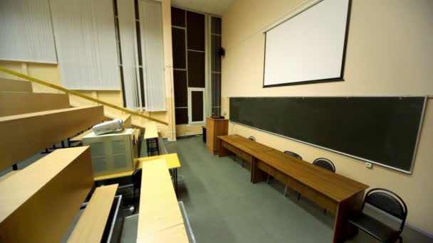 Licht uitgeschakeld en wordt vervolgens overgeschakeld op, in lege Hoorcollege auditorium — Stockvideo