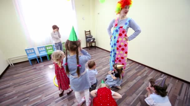 Two clowns play with kids at birthday celebration in club TEMA — Stock Video