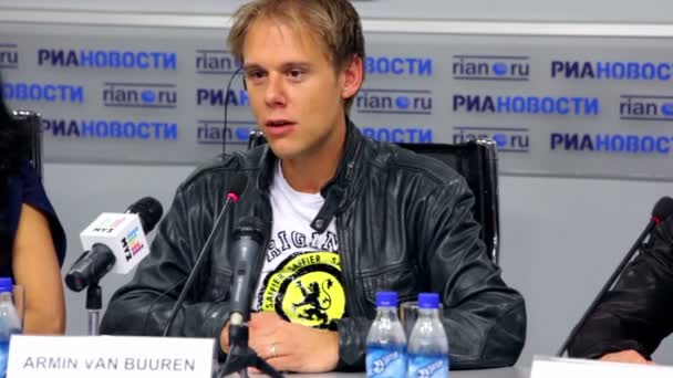 El popular DJ holandés Armin Van Buuren habla en conferencias de prensa — Vídeo de stock