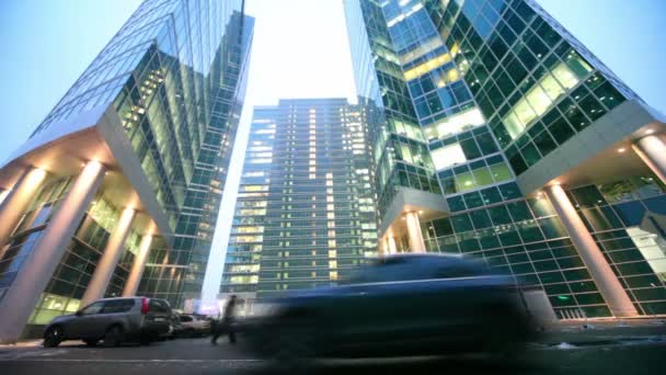 Samochodem po drogach przed trzy wieżowce — Wideo stockowe