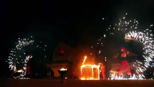 Dos chicas hacen girar fuegos artificiales en el espectáculo de fuego — Vídeos de Stock