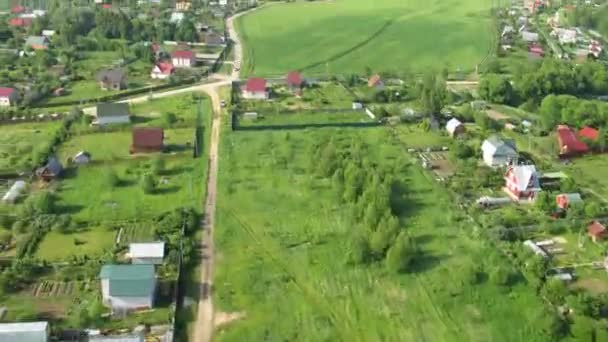 Flug im Heißluftballon über Hütten in der Nähe von Moskau — Stockvideo