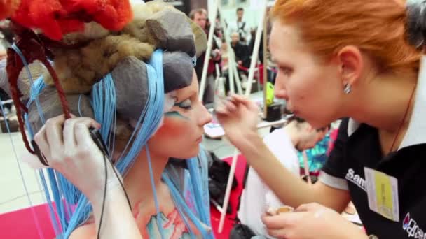 Makeup artist makes body art for model wear attire Nature — Stock Video