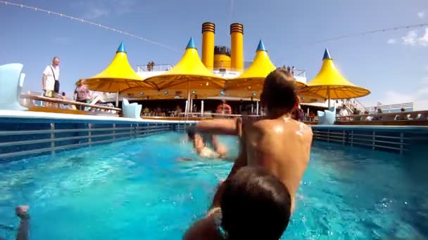 Ojciec pozostaje w basenie i rzuca syna w wodzie — Wideo stockowe