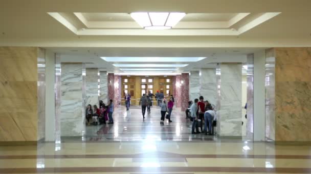 Students in symmetric hall in building of main library Moscow State University — Stock Video