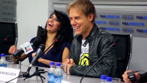 El popular DJ holandés Armin Van Buuren sonríe en conferencias de prensa — Vídeos de Stock