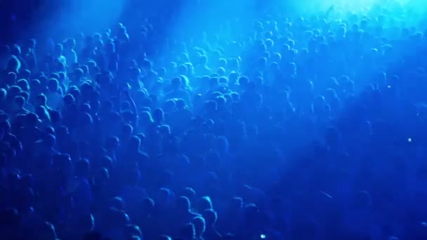 Foule personnes à rave partie avec couleur lumière clignote — Video