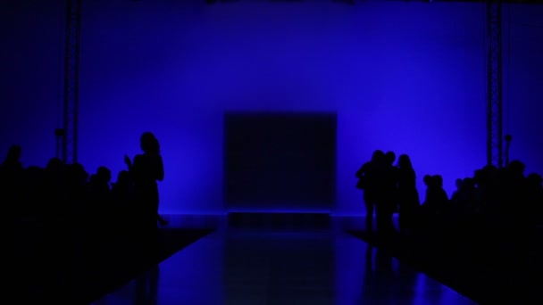 People take their seats in dark before of fashion show — Stock Video