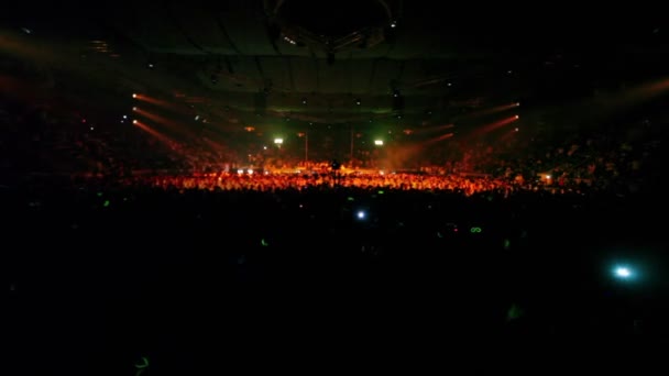 Les gens dansent à rave party dans le grand hall — Video