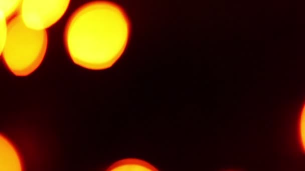 Taches colorées, guirlande sur arbre dans l'obscurité, mouvement ascendant 