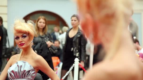 Blonde model sit in front of mirror at XVII International Festival World of Beauty 2010 — Stock Video