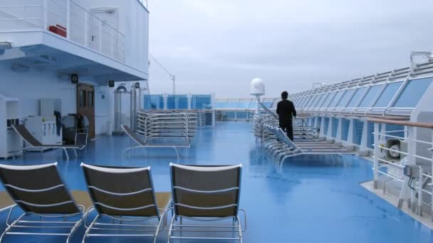 Les membres d'équipage empilent des chaises longues sur le pont du paquebot de croisière — Video