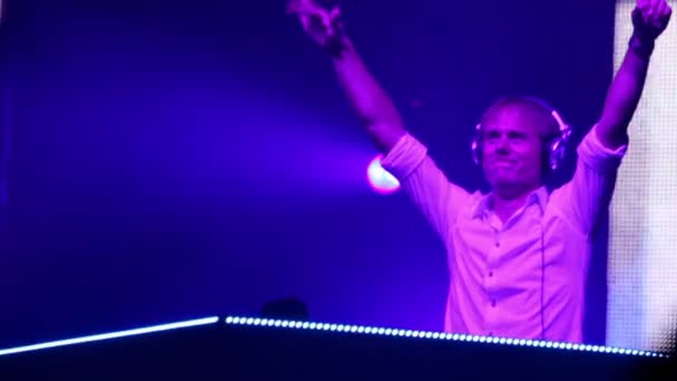 Popular holandés DJ Armin Van Buuren en el escenario — Vídeo de stock