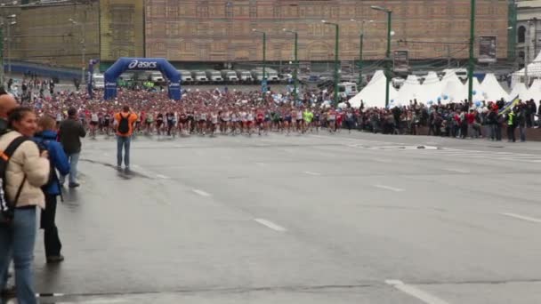 Pessoas correm desde o início da XXX Maratona Internacional de Paz de Moscou — Vídeo de Stock