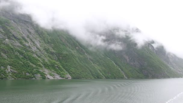 Fantastische Wasserfälle im nebligen Fjord, Zeitraffer — Stockvideo