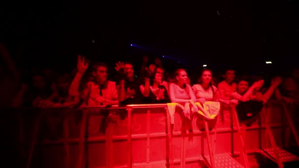 Il pubblico è dietro la recinzione ad Armin Solo spettacolo nella sala da concerto — Video Stock