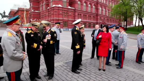 Marine en interne zaken hoge commando veteranen lopen rond in de omgeving van kremlin — Stockvideo