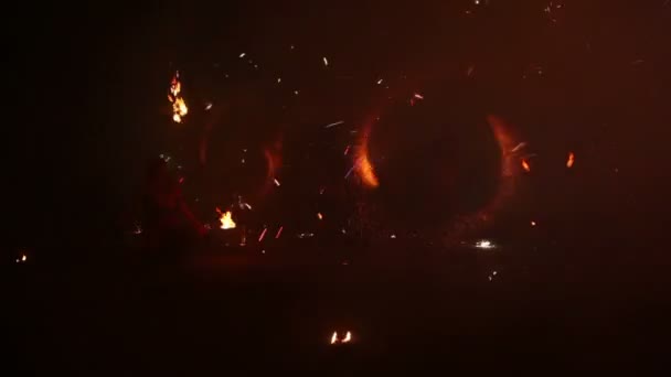 Peu d'hommes font des spectacles de feu, crachent du feu et font des feux d'artifice — Video