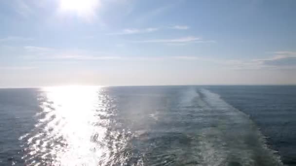 Route du soleil sur la surface de l'eau, laps de temps — Video