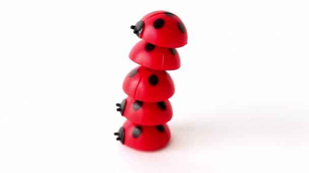 Cinq coccinelles jouet pondent un sur un 