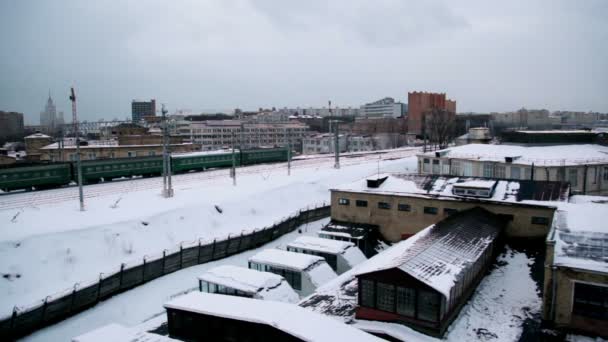 Trein beweegt op industriële zone in de buurt van baumanskaya station — Stockvideo